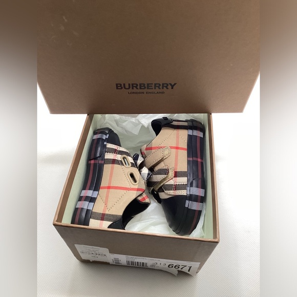 Burberry. NEW!  Infant Size 19. - Picture 4 of 16